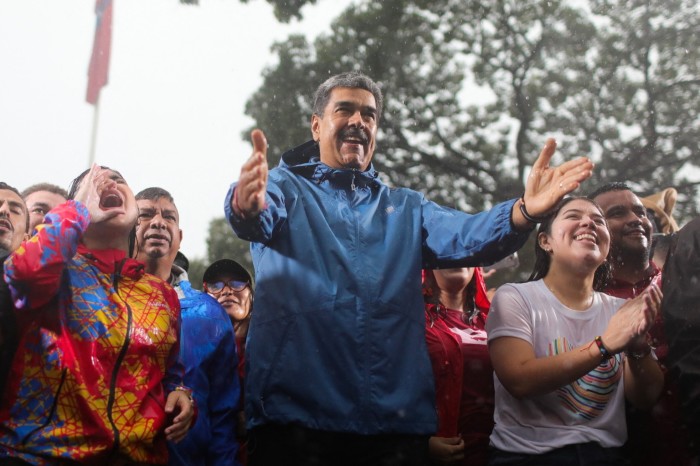 Nicolas Maduro avec ses partisans lors d'un rassemblement au palais présidentiel de Miraflores à Caracas