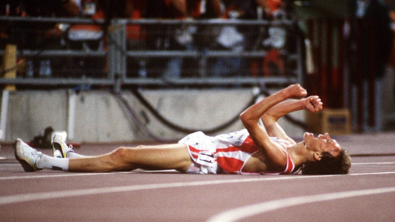 Un pur bonheur : après avoir franchi la ligne d'arrivée, Dieter Baumann a fait la fête allongé sur la piste tartan du stade olympique.