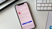 iOS 17.4.1 : mise à jour iPhone sur smartphone posé sur un bureau