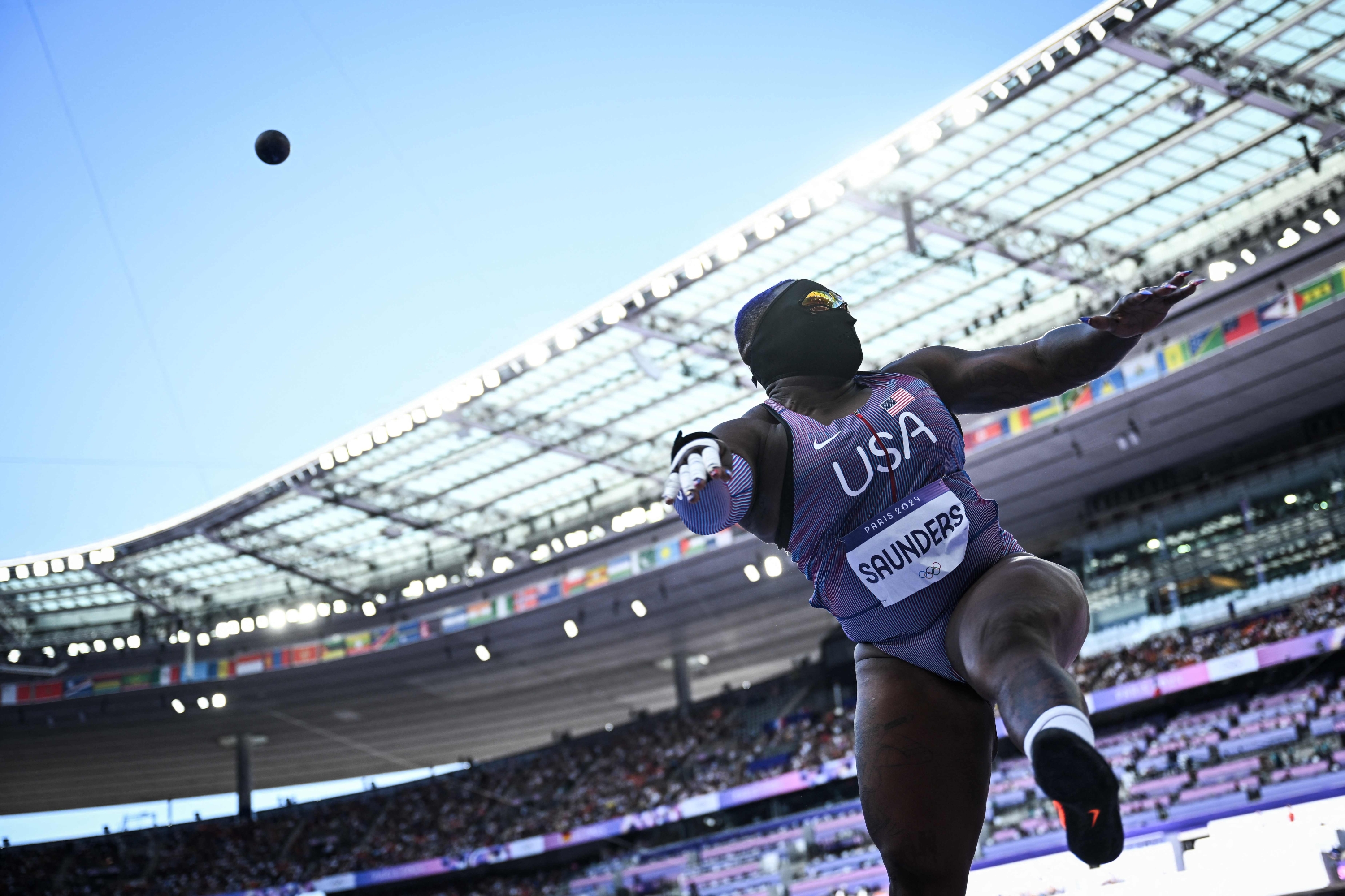 L'Américaine Raven Saunders participe aux qualifications du lancer du poids féminin de l'épreuve d'athlétisme aux Jeux Olympiques de Paris 2024 au Stade de France à Saint-Denis, au nord de Paris, le 8 août 2024. (Photo de Ben STANSALL / AFP)