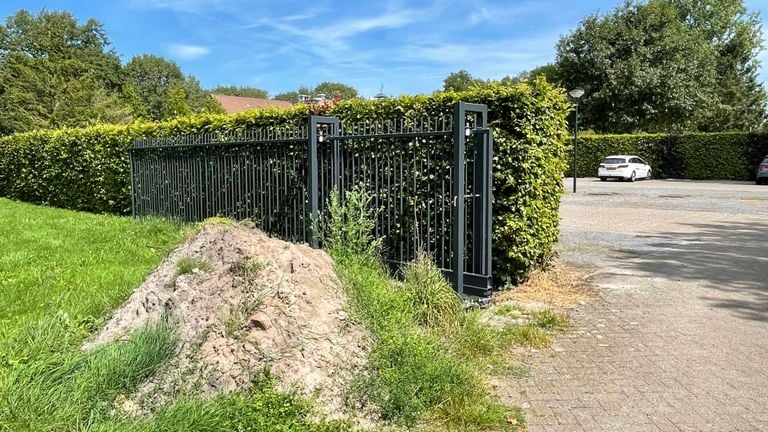 Il y a également une clôture sur les places de parking à côté du restaurant (photo : Raymond Merkx).