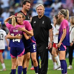 Les footballeurs allemands et l'entraîneur Horst Hrubesch (2e à partir de la droite) sont déçus.