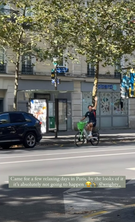 Mark est passé à toute vitesse sur un vélo alors que Michelle tentait de se détendre pendant l'escapade