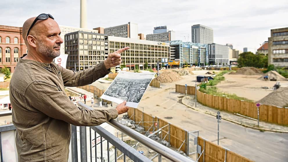 Le chef de projet scientifique Eberhard Völker examine les 6 500 mètres carrés sur lesquels lui et son équipe doivent encore travailler