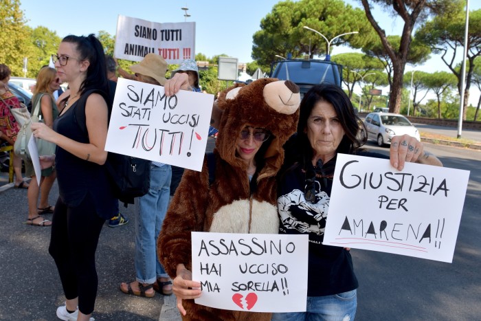 Des militants pour les droits des animaux protestent contre le massacre des ours à Rome, en Italie 