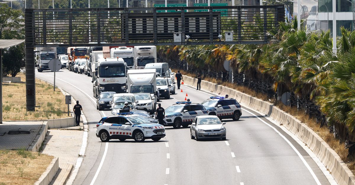 Le leader séparatiste catalan désormais à Waterloo, deux policiers arrêtés