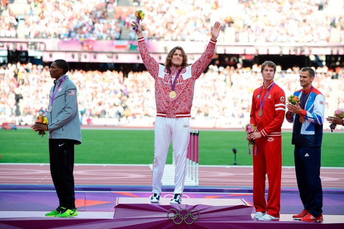 Le médaillé d'or russe Ivan Ukhov (au centre) est entouré sur le podium du médaillé d'argent Erik Kynard (à gauche) et des médaillés de bronze conjoints (à droite en partant de la gauche) Derek Drouin du Canada, Robert Grabarz du Royaume-Uni et Mutaz Essa Barshim de Bahreïn