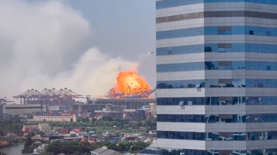 La puissante explosion a frappé un porte-conteneurs vers 13h40 vendredi