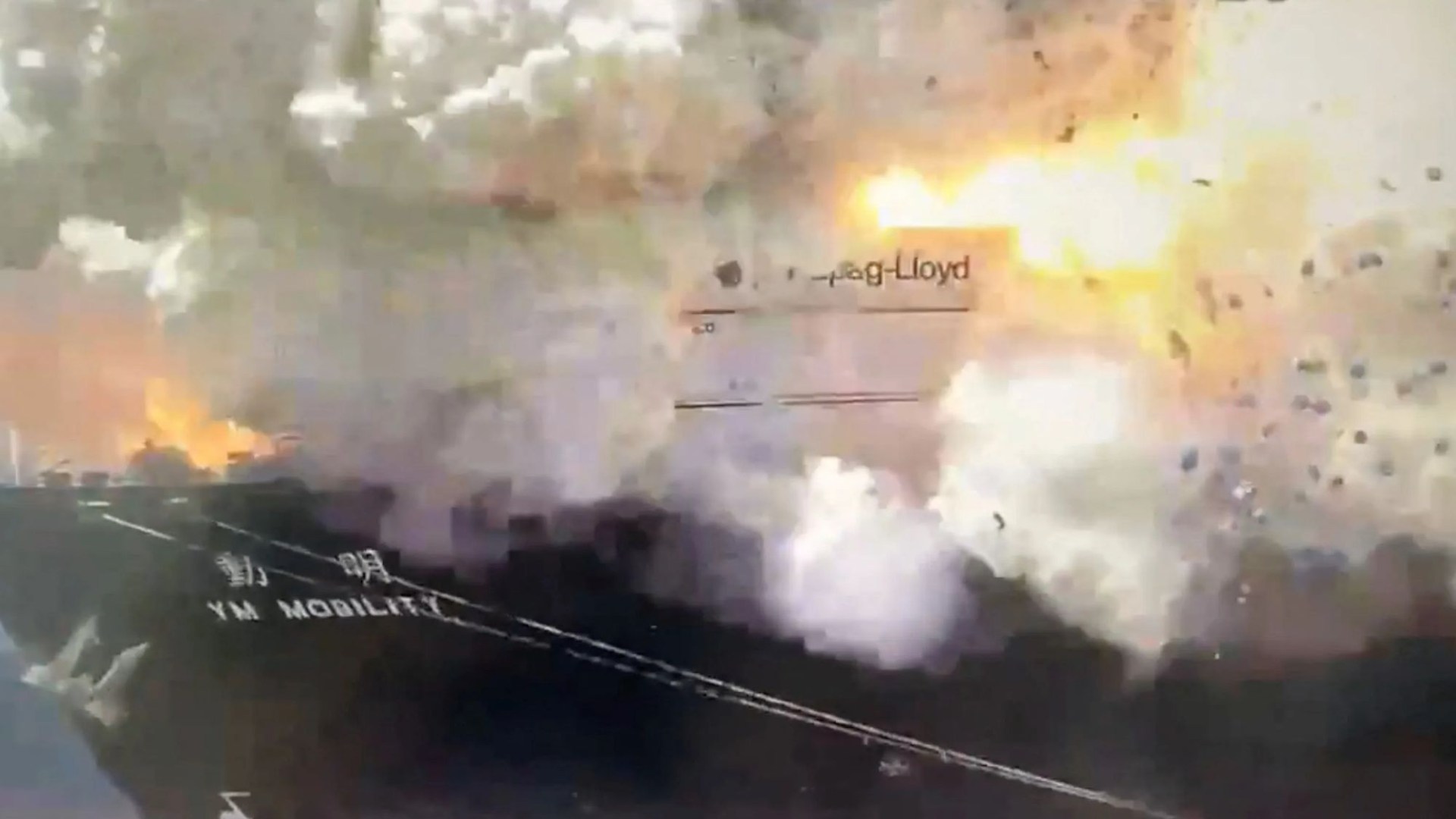 Regardez le moment terrifiant où un cargo chinois EXPLOSE dans une énorme boule de feu dans le port, écho effrayant de la méga-explosion de Beyrouth