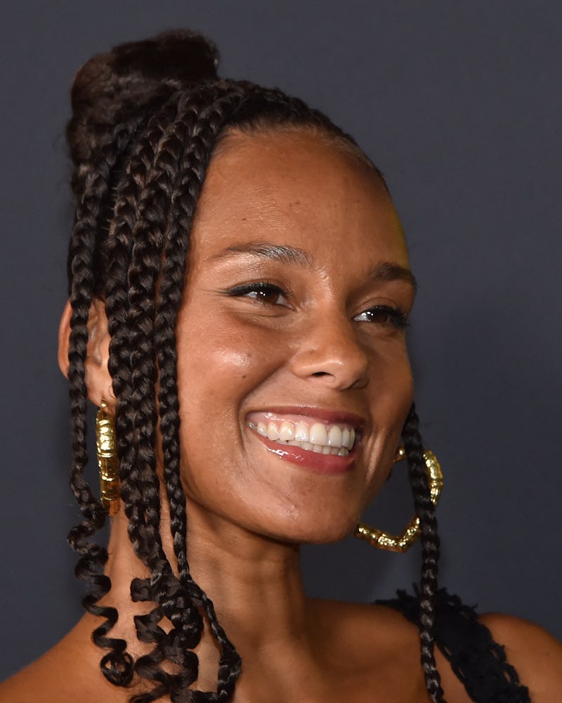 Coiffure chignon avec boucles françaises d'Alicia Keys