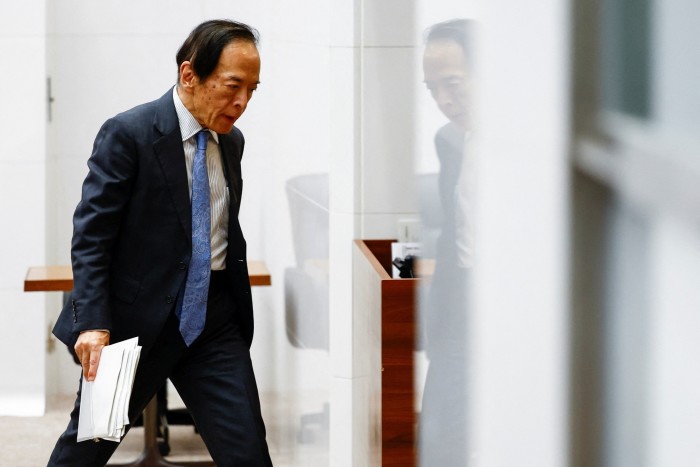 Le gouverneur de la Banque du Japon, Kazuo Ueda, quitte une conférence de presse