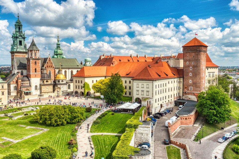 Le château de Wawel domine la ville avec une vue spectaculaire sur la Vistule