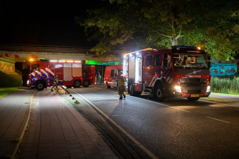 Après l'accident, les services d'urgence sont venus en masse dans la Kapelaan Kockstraat à Steenbergen (photo : Christian Traets/SQ Vision).