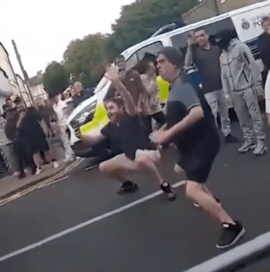 Sheers et son ami Steven Mailen ont été vus en train d'inciter les policiers à Hartlepool avant d'être tous deux confrontés au karma