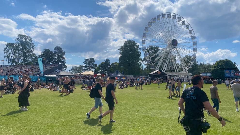 La pelouse verte du terrain de football se transforme en prairie de festival