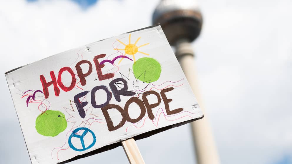 Un participant porte une pancarte indiquant « Hope for Dope » lors de la 28e Hemp Parade