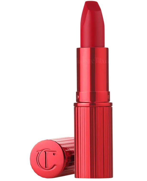 Cela lui rappelait le rouge à lèvres hydratant mat Charlotte Tilbury à 35 $ dans la teinte Pillow Talk.