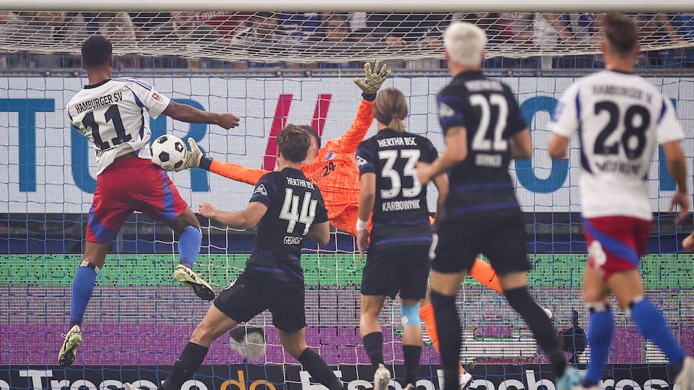 Le déficit précoce pour Hertha : Ransford Königsdörffer (à gauche) marque pour porter le score à 1-0 pour le HSV. Tjark Ernst au Berliner Tor s'étire en vain