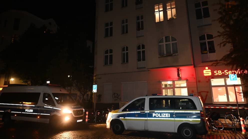 La police devant l'agence Sparkasse, Muskauer Strasse à Berlin-Kreuzberg