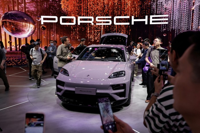 Le véhicule électrique Macan Turbo de Porsche lors d'un salon automobile en Chine 