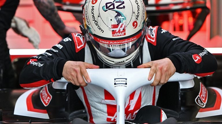 Kevin Magnussen sort de sa voiture de F1 avec le logo Tricorp sur le halo (photo : MoneyGram Haas F1 Team).