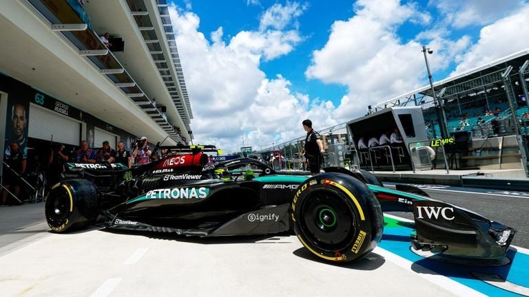 Lewis Hamilton dans sa Mercedes avec le logo Signify sur le côté (photo : Mercedes-AMG PETRONAS Formula 1 Team/Signify)