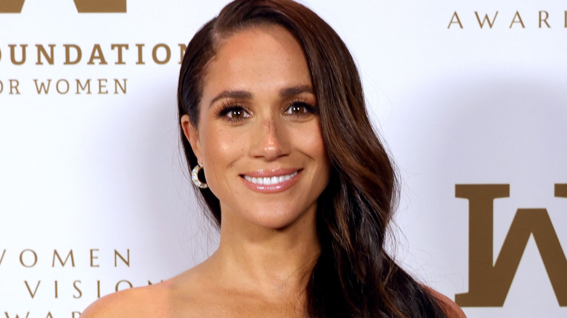 Je suis la maquilleuse de Meghan Markle – le produit pour les lèvres exact à 25 £ que j’utilise pour lui donner des « lèvres roses juteuses »