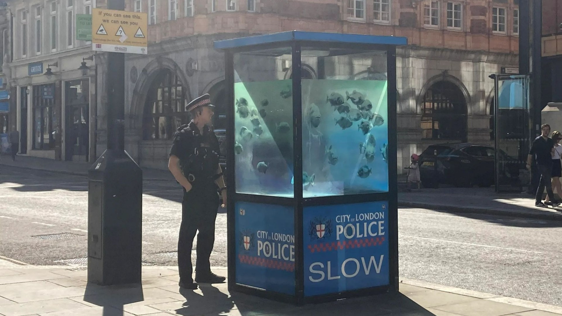 Banksy dévoile sa SEPTIÈME nouvelle œuvre cette semaine alors que les fans affluent pour apercevoir des poissons dans la City de Londres