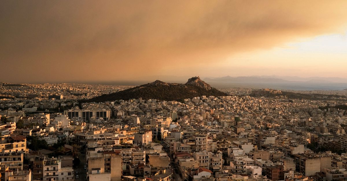 Grand incendie de forêt au nord d’Athènes, nuages ​​de fumée au-dessus de la capitale grecque