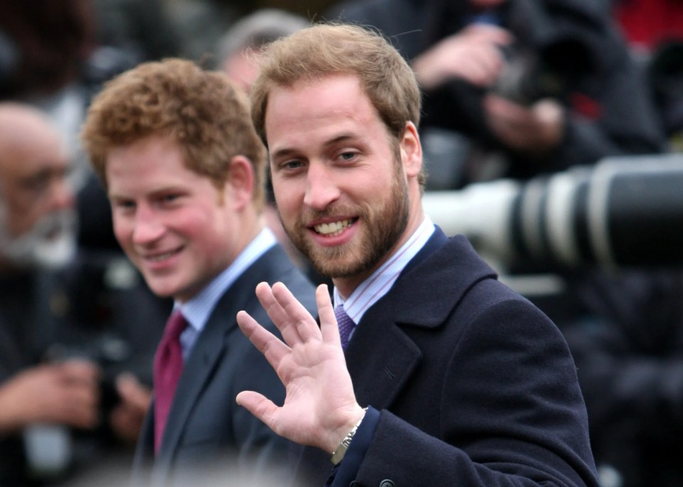 William avait déjà laissé pousser sa barbe en 2008 - vu ici avec son frère le prince Harry