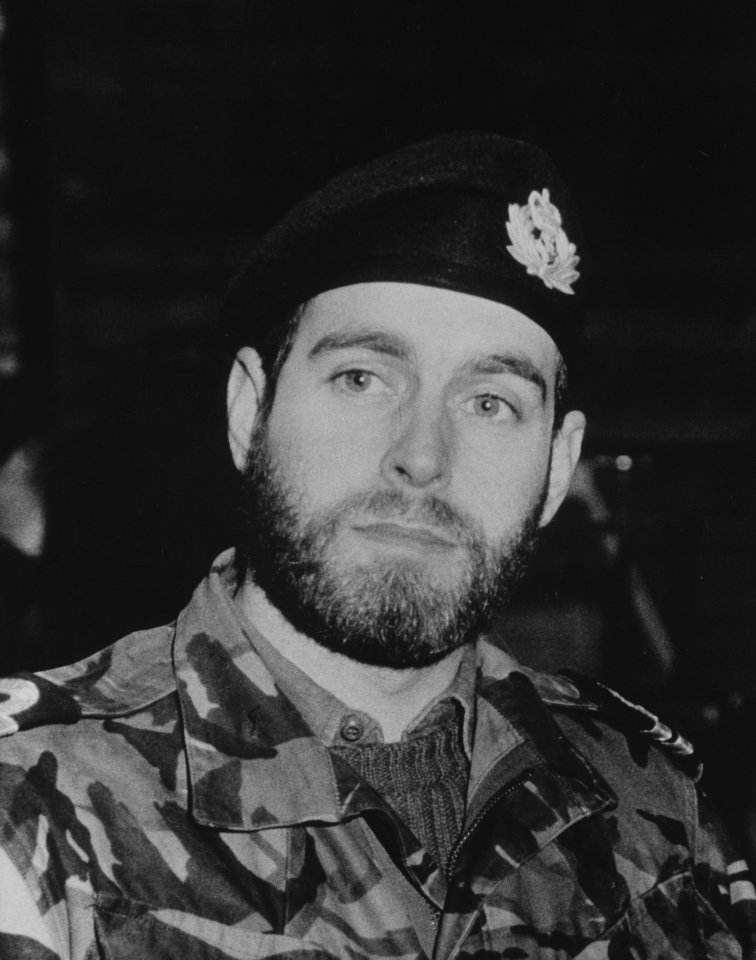 Le prince Andrew en uniforme avec une barbe aux îles Malouines en 1985