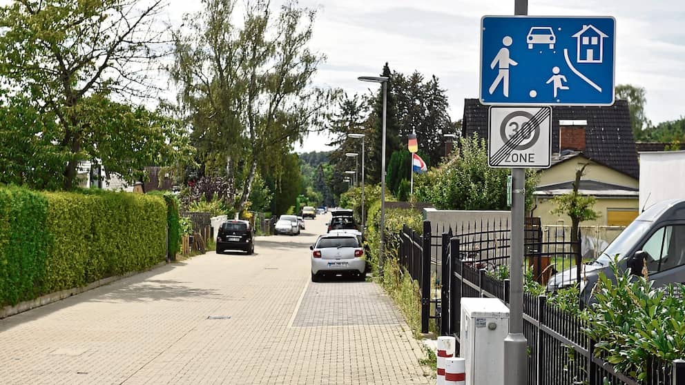 Le panneau Spielstraße au début de la route est ignoré par la plupart des conducteurs 