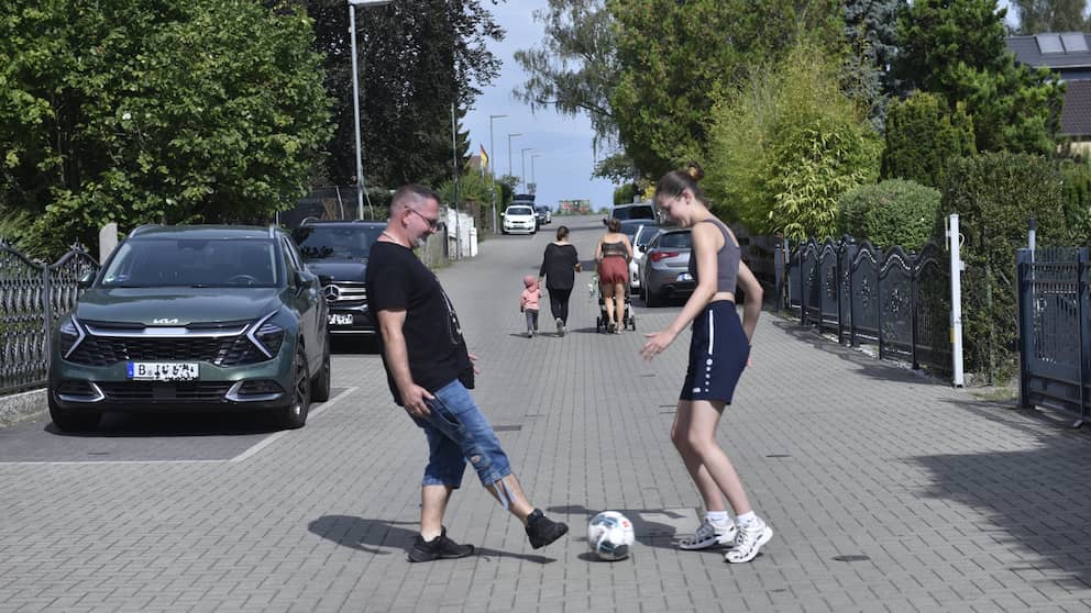 Sascha Nitt (49 ans, à gauche) est tellement préoccupé par la situation de la circulation qu'il ne laisse pas ses enfants jouer seuls dans la rue : « Il y a tellement d'habitants, de visiteurs, de livreurs ici qui voient les enfants dans la rue et ne le font toujours pas. Il ne faut pas leur donner un coup de pied sur les freins parce qu'ils considèrent qu'ils ont raison !