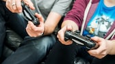 Refroidissement de la console : deux hommes jouent ensemble à la PlayStation