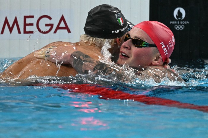 L'Italien Nicolo Martinenghi célèbre avec le Britannique Adam Peaty sa victoire en finale du 100 m brasse masculin