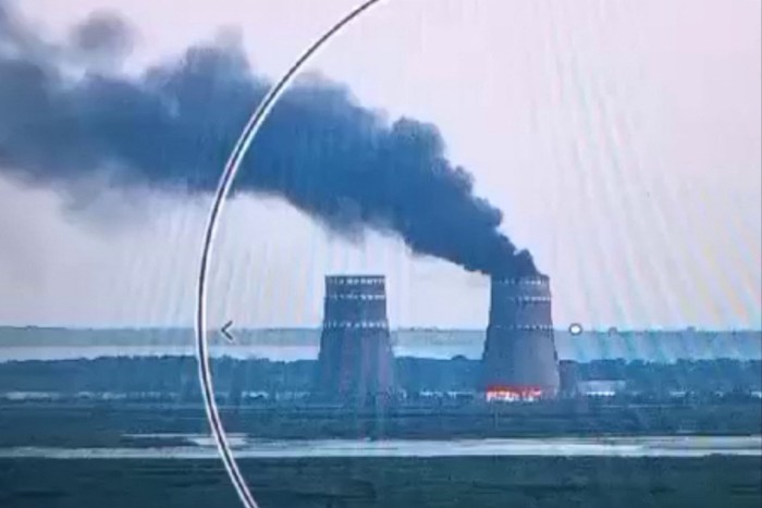 Une image d'une vidéo diffusée par le service de presse ukrainien montrant un incendie dans la tour de refroidissement de la centrale nucléaire de Zaporizhzhia, contrôlée par la Russie, à Energodar, dans le sud de l'Ukraine