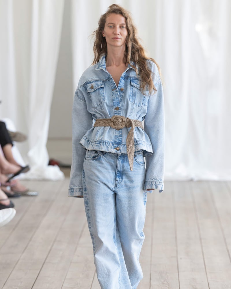 Un mannequin défile sur le podium du défilé Skall Studio lors de la Fashion Week SS25 de Copenhague 