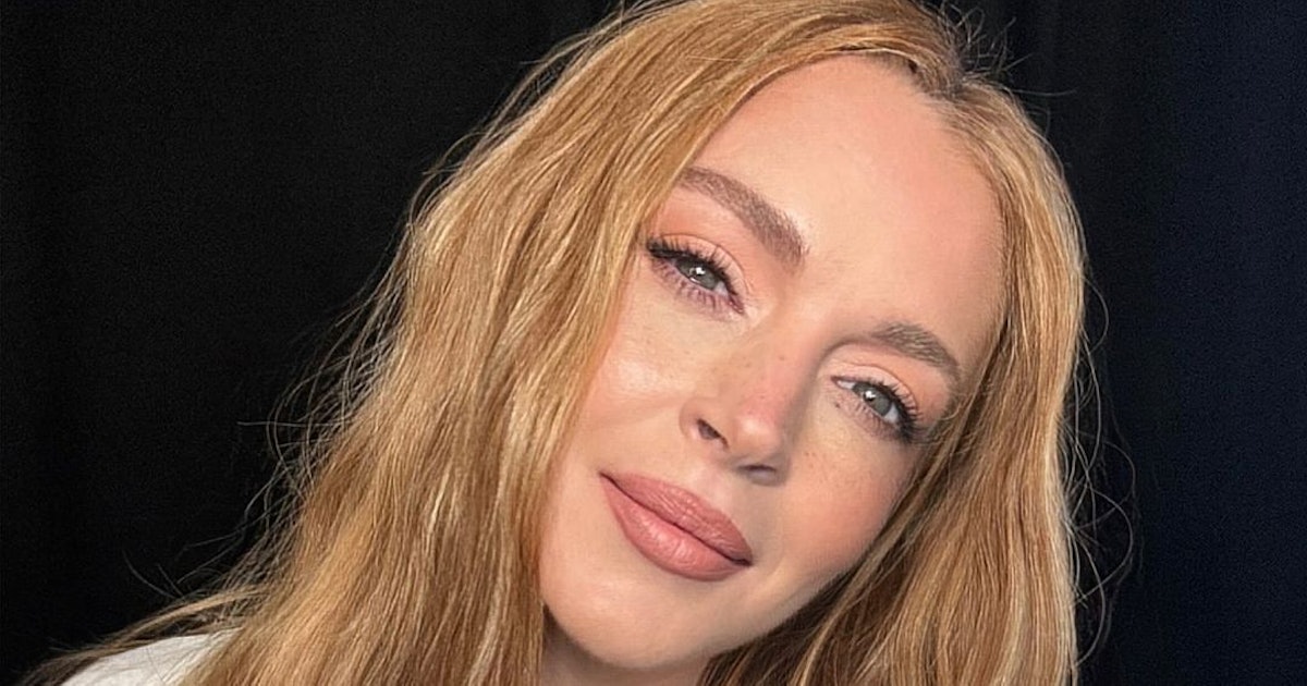 Le chignon haut de Lindsay Lohan est une façon glamour de mettre en valeur sa couleur de cheveux