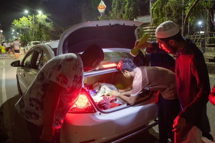 Fouilles de voitures par les membres des patrouilles de nuit