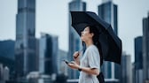 Femme d'applications météo avec parapluie et smartphone