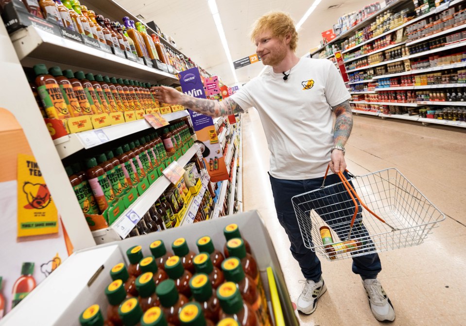 Ed Sheeran est apparu dans un Sainsbury's à l'extérieur de St Albans pour vendre sa marque