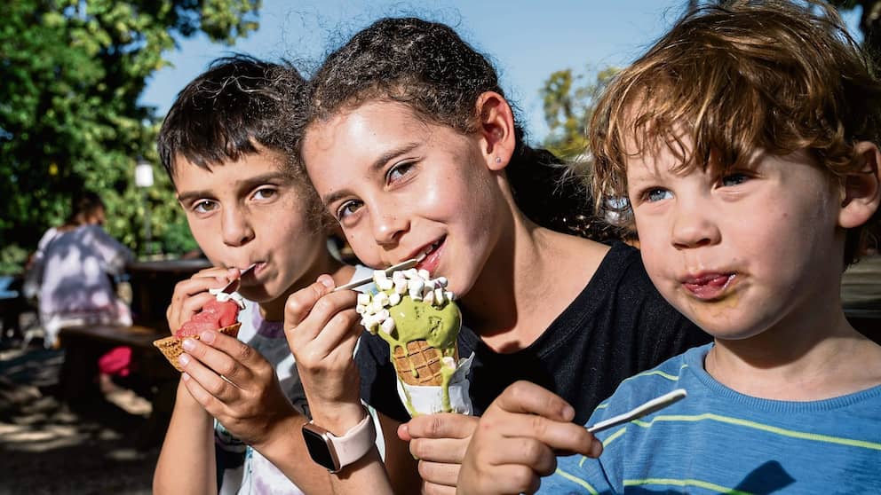 Ethan (7 ans), Eliana (10 ans) et Jonas (4 ans) de Chicago dégustent leur glace. Eliana : « Nous sommes actuellement en vacances pour une semaine à Berlin. La glace ici est incroyable, surtout avec les guimauves dessus !