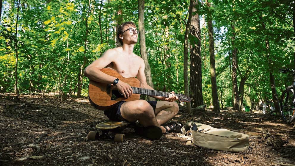 Paul Hellriegel (24 ans) de Berlin : « Je suis ici avec quelques amis à Krummen Lanke et je travaille sur une chanson. Nous faisons simplement de la musique ensemble et aimons rencontrer de nouvelles personnes.