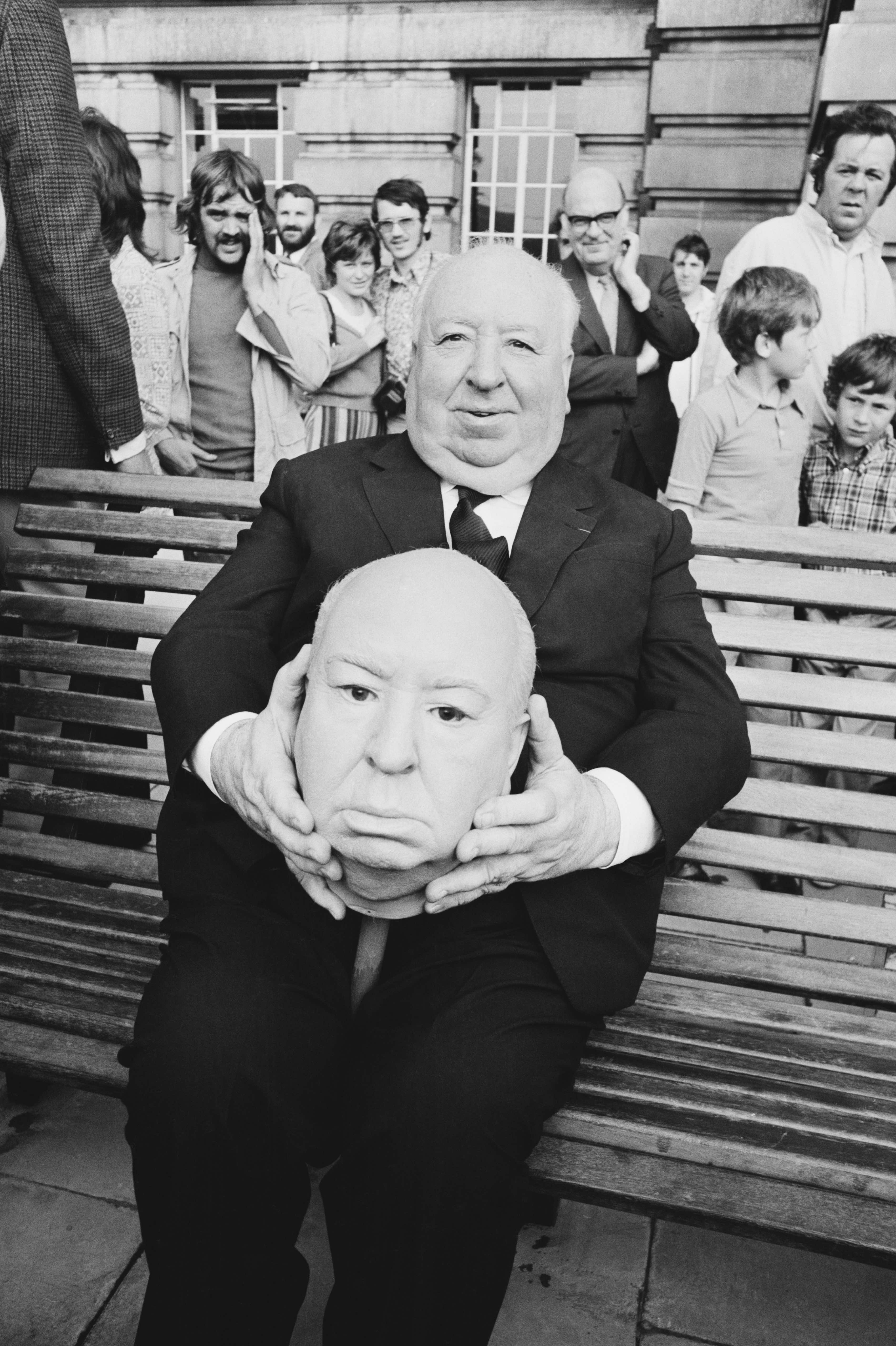 Alfred Hitchcock avec une réplique de la tête d'attelage