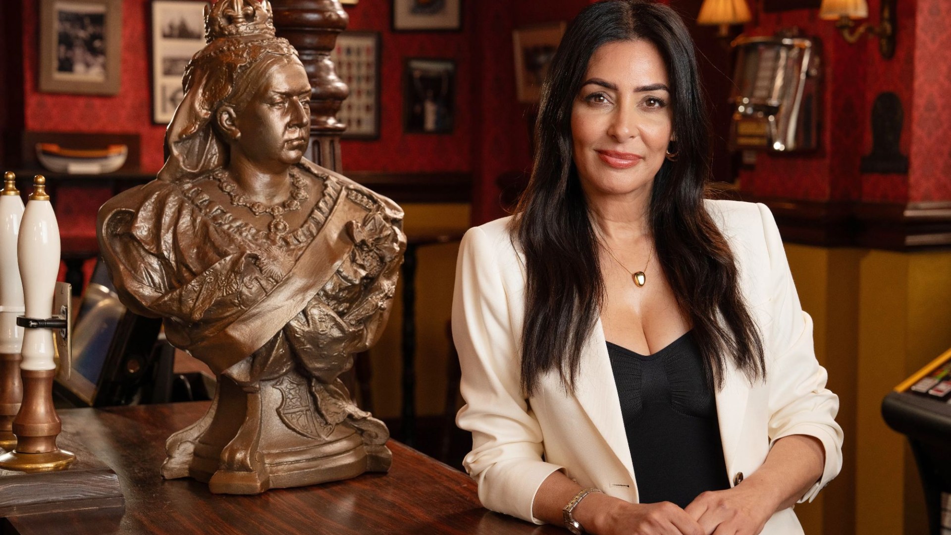 La star invitée d’EastEnders, Laila Rouass, a prouvé que le feuilleton devait être tourné vers l’avenir et non vers le passé