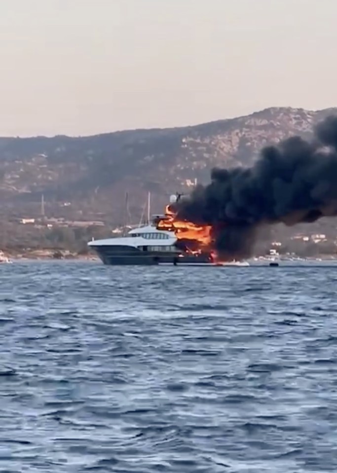 Un luxueux superyacht d'une valeur de 14 millions de livres sterling a coulé après avoir pris feu au large des côtes italiennes