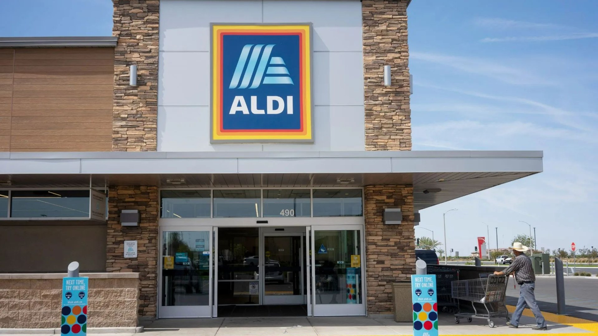 Les clients d’Aldi ravis de pouvoir scanner des articles essentiels de l’été pour seulement 75p, parfaits pour embellir un balcon