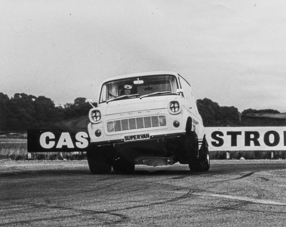 C'était tellement comiquement rapide qu'il soulevait une roue avant dans les virages et continuait à tirer jusqu'à 150 mph.