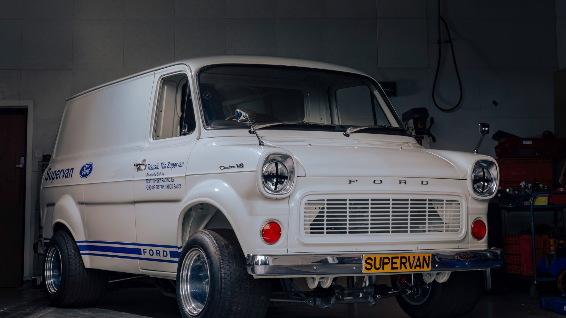 À l’intérieur de l’incroyable restauration du Ford Transit des années 1970 qui a couru à Silverstone et a atteint 150 mph avec le moteur GT40