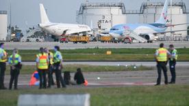   Des militants pour le climat sont sur le tarmac de l'aéroport de Stuttgart.